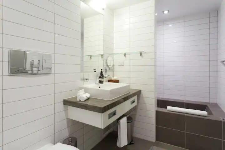 Stunning Lakeview 1 Bedroom Apartment Queenstown Exteriör bild